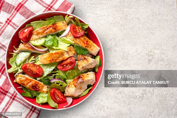 grilled chicken salad - grilled chicken stock-fotos und bilder