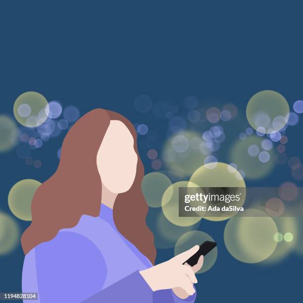 eine stadtfrau mit einem telefon in der nacht - only japanese stock-grafiken, -clipart, -cartoons und -symbole