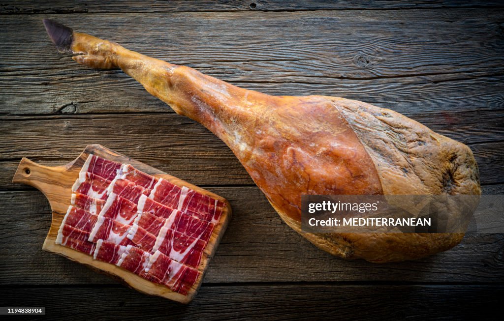 伊比利亞火腿伊布裡克火腿腿在質樸的木材