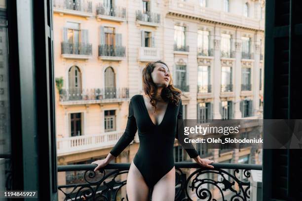 陽臺上的女人看巴賽隆納的街道 - bodysuit 個照片及圖片檔
