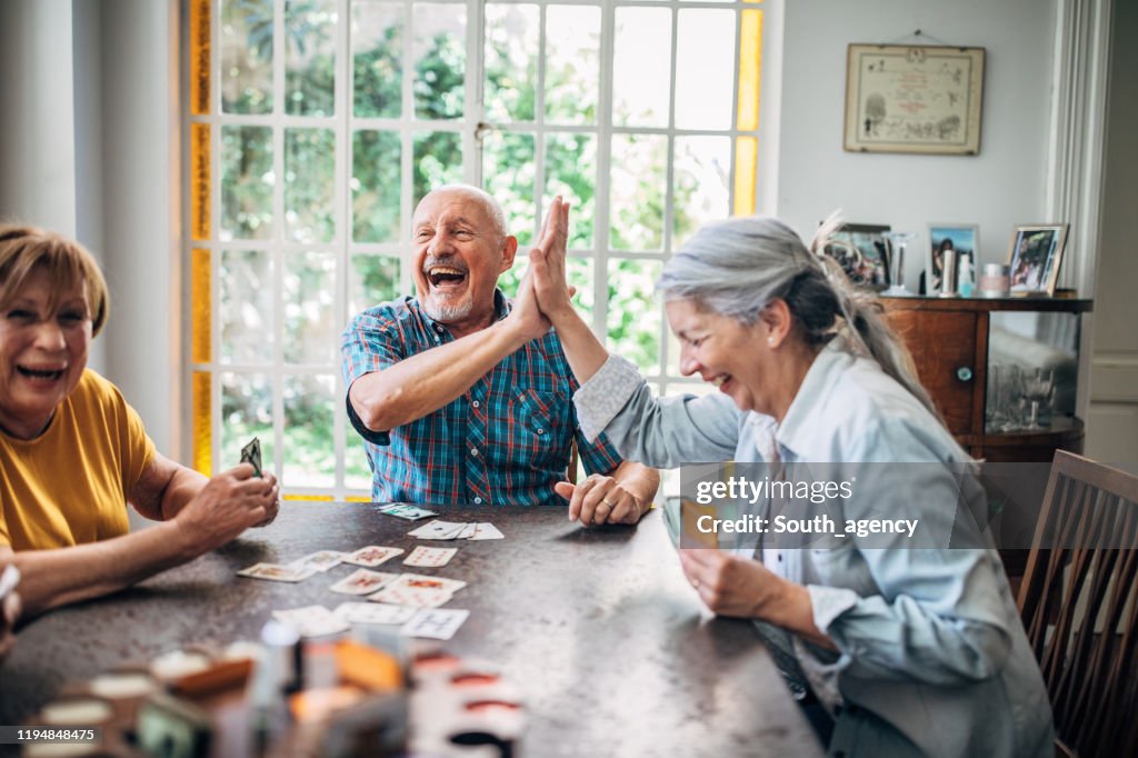 Senioren spielen Karten im Pflegeheim
