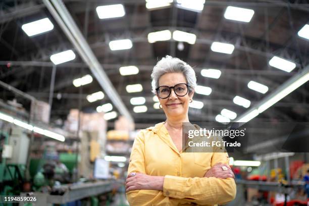 portret van een ceo-zakenvrouw in de industrie - female factory stockfoto's en -beelden