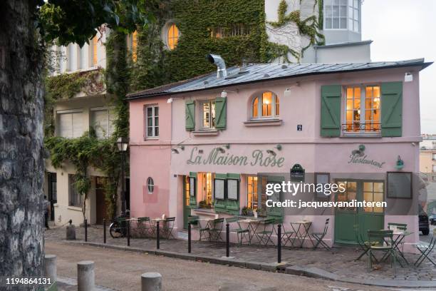 la maison rose (the pink house): a restaurant in montmartre, paris, france - façade maison stock pictures, royalty-free photos & images