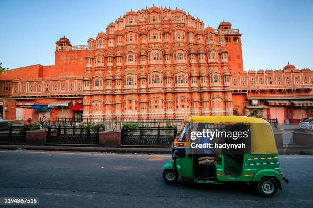 hombre indio conduce auto rickshaw (tuk-tuk), india - hawa mahal fotografías e imágenes de stock