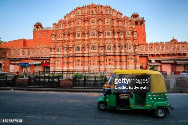l'homme indien conduit le pousse-pousse automatique (tuk-tuk), inde - jaypour photos et images de collection