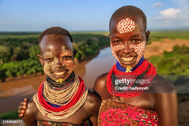 unga tjejer från karo tribe, etiopien, afrika - karokultur bildbanksfoton och bilder