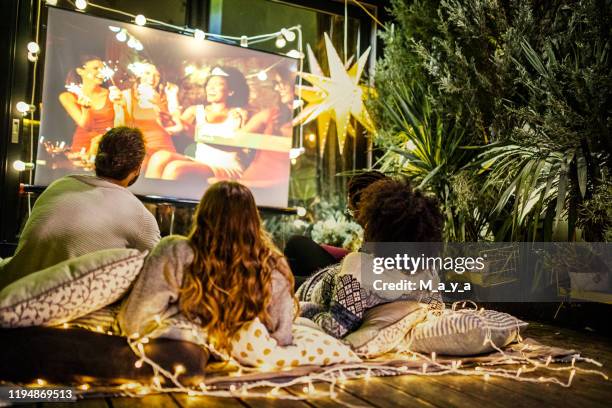 filmavond op achtertuin - back porch stockfoto's en -beelden