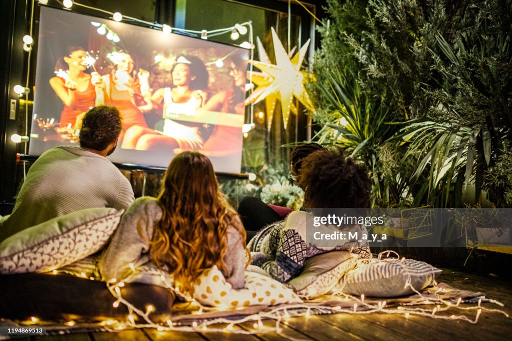 Noite do filme no pátio traseiro