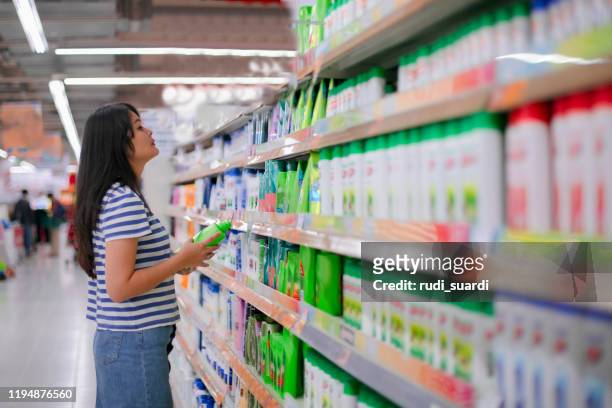 asiatisk kvinna shopping i supermarket - förvaringsställ bildbanksfoton och bilder