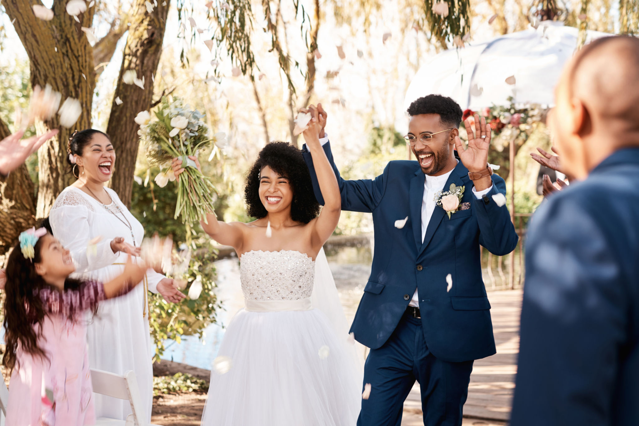 happy couple ceremony