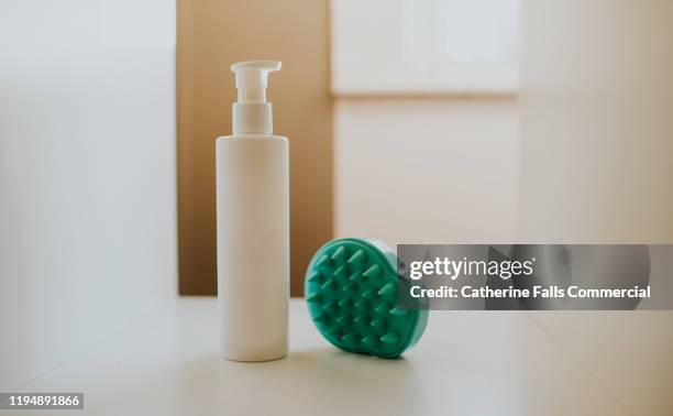 shampoo bottle and brush - head massage foto e immagini stock