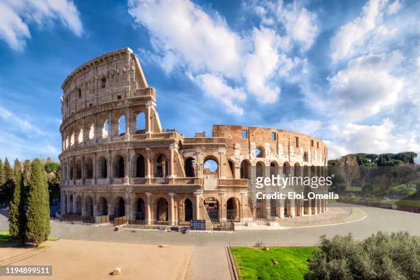 kolosseum in rom ohne menschen am morgen, italy - wahrzeichen stock-fotos und bilder