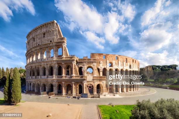 coliseo en roma sin gente en la mañana, italy - roma fotografías e imágenes de stock