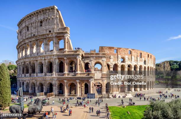 turistas frente al coliseo romano, roma, italia - coliseo romano fotografías e imágenes de stock
