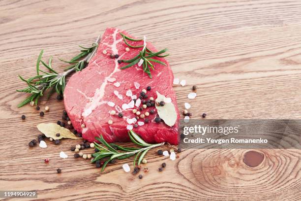 fresh raw meat with spice on wooden background - viande rouge photos et images de collection