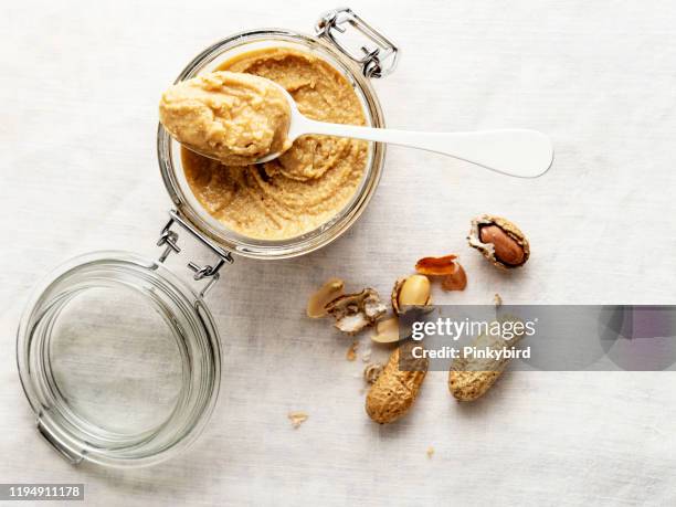 erdnussbutter,erdnuss,jar erdnussbutter - erdnussbutter stock-fotos und bilder