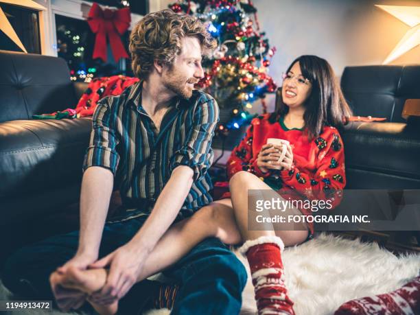 weihnachtsferien entspannend - white socks stock-fotos und bilder