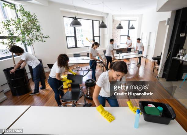 latijns-amerikaanse schoonmaak aannemers op kantoor verlaten het vlekkeloos - crew stockfoto's en -beelden