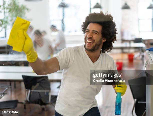 快樂的年輕清潔承包商洗窗戶非常愉快 - office cleaning 個照片及圖片檔