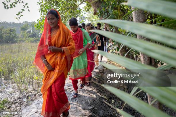 Bonbibi Image The Honey Collectors Of The Sundarbans Bangladesh Photos and Premium ...