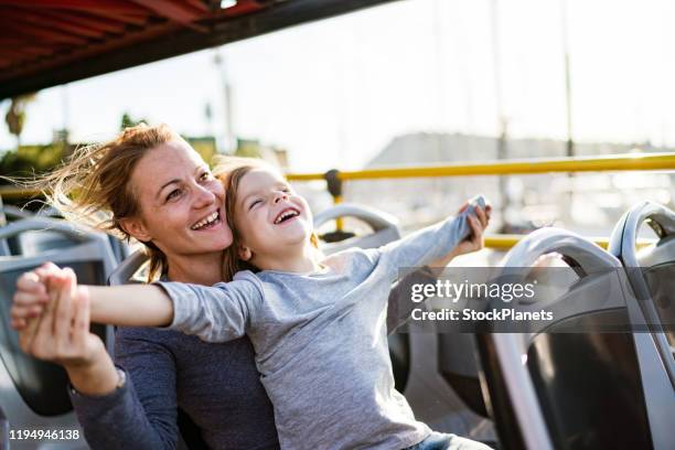 mutter und sohn genießen - kids sitting together in bus stock-fotos und bilder