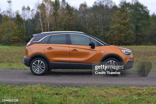 opel crossland x em uma estrada - opel - fotografias e filmes do acervo