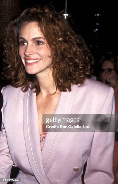 Actress Julia Roberts attends the "Rush" Hollywood Premiere on December 18, 1991 at the Hollywood Galaxy Theatre in Hollywood, California.