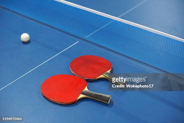 two table tennis bat and ball - table tennis racket 個照片及圖片檔