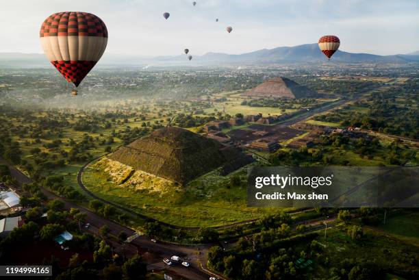 fire balloons flying in the sky at teotihuacan - ciudad de méxico stockfoto's en -beelden