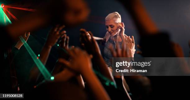she knows how to keep the crowd entertained - female dj stock pictures, royalty-free photos & images