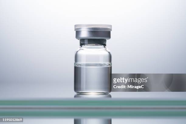 sealed airtight medical vial - studio shot stockfoto's en -beelden