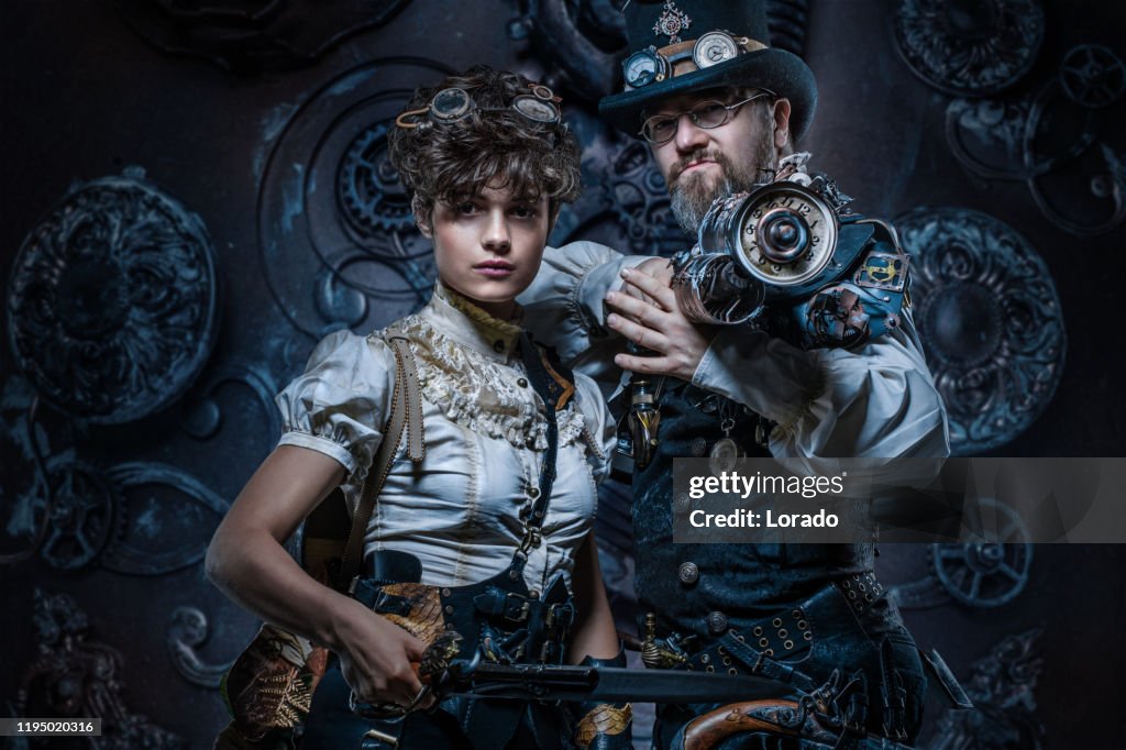 Steampunk-Paar in einem Studio-Schuss