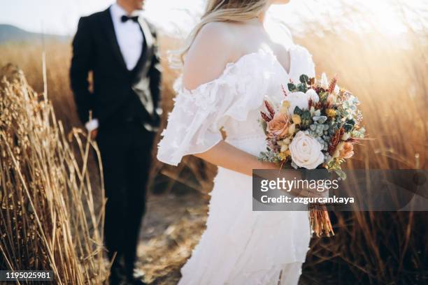 bouquet di nozze rustico - coniugi foto e immagini stock