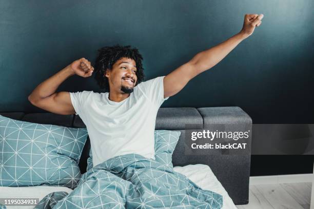 wakker worden met een glimlach - awakening stockfoto's en -beelden