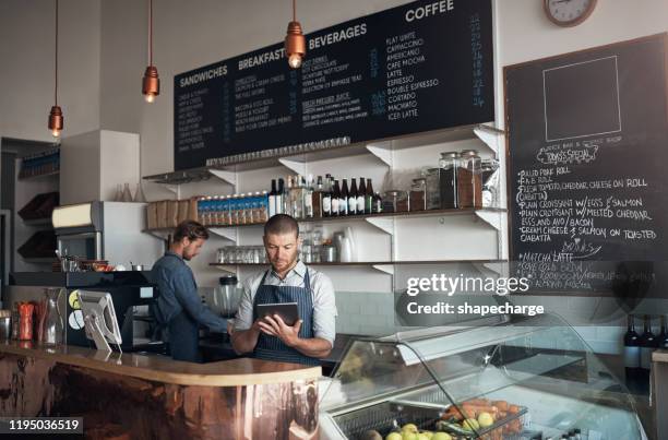 taken bijhouden op zijn digitale apparaat - barista coffee restaurant stockfoto's en -beelden