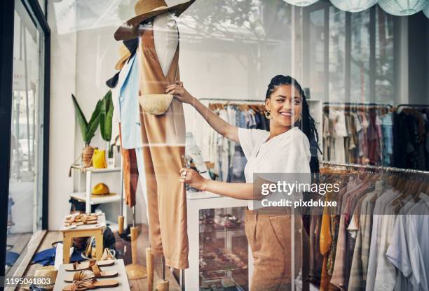 siempre tienen los artículos más calientes aquí - escaparate fotografías e imágenes de stock