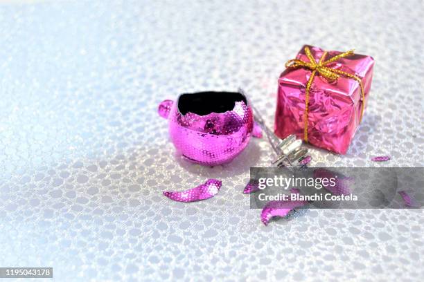 broken christmas ornament - broken christmas bauble stock pictures, royalty-free photos & images