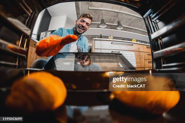 lo que hay en el horno - ángulo fotografías e imágenes de stock