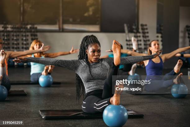 få din kropp i balans - group gym class bildbanksfoton och bilder