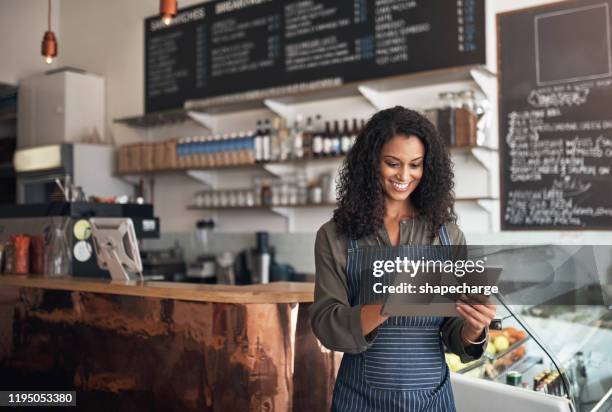 technologie stelt me in staat om al mijn bedrijfsactiviteiten te vereenvoudigen - cafe owner stockfoto's en -beelden