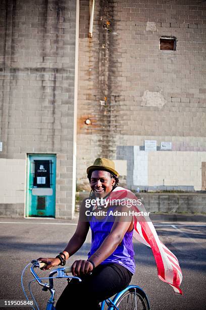 a young man with an american flag around his neck. - minneapolis street - fotografias e filmes do acervo