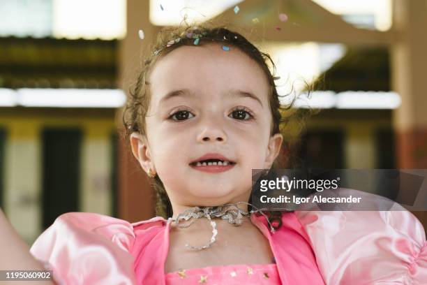 gelukkig meisje op carnaval feest op school - toddler girl dress stockfoto's en -beelden