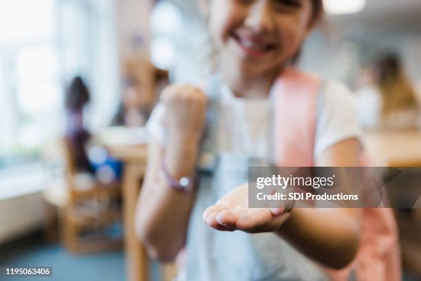 手を差し出すデフォーカス写真若い女の子 - offering ストックフォトと画像