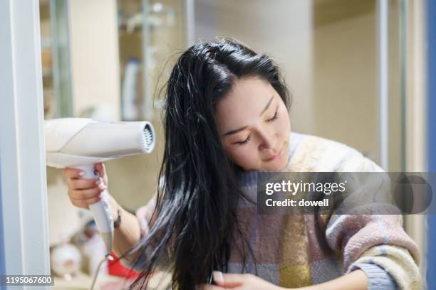 young asian female dry with  blower - hair care - fotografias e filmes do acervo