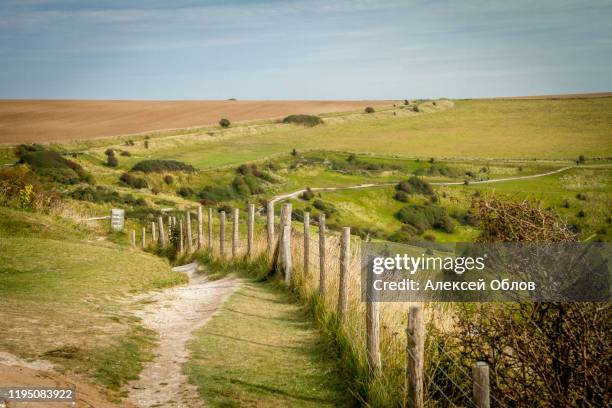 path along the field at dover's hill near chipping campden - kent england stockfoto's en -beelden