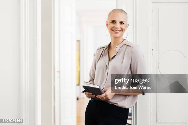 portrait of office employee - gray shirt fotografías e imágenes de stock