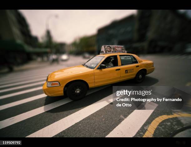 taxi - taxi amarillo fotografías e imágenes de stock