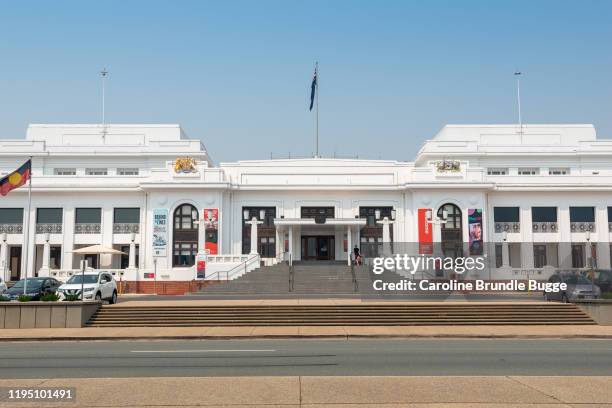 old parliament house in canberra, new south wales, australien - parlamentsgebäude regierungsgebäude stock-fotos und bilder