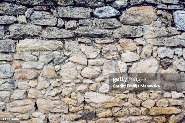 stone wall from traditional old village house - muro fortificado imagens e fotografias de stock