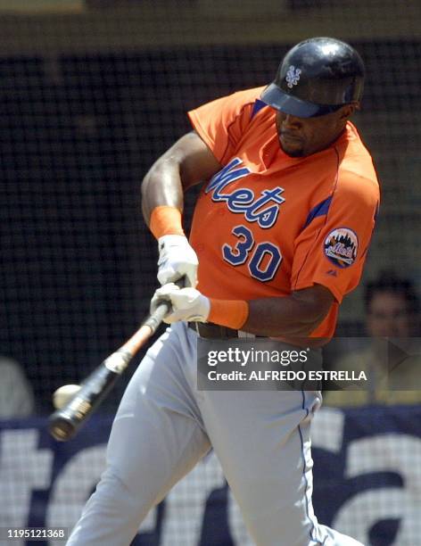 Baseball player Cliff Floyd from the New York Mets is seen in action during a pre-season game in Mexico City 15 March 2003. Cliff Floyd, jardinero de...